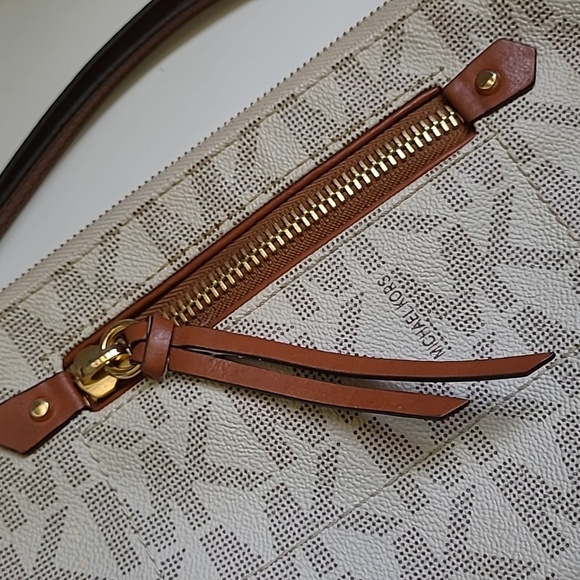 Michael Kors clutch - Picture 7 of 7